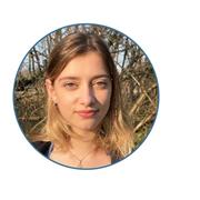 Prof donnant des cours de soutien scolaire et de rattrapage pour le niveau primaire et collège